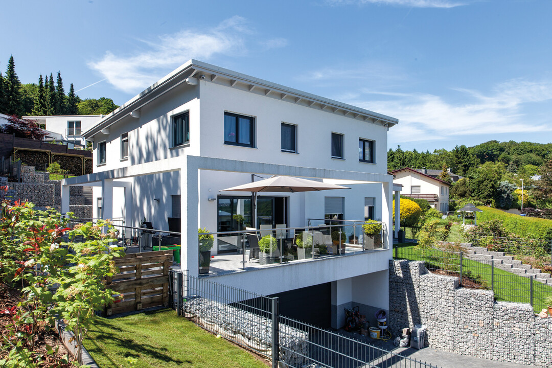 Ein hoher Grad an Vorfertigung ermglicht es, den Aufbau des Hauses zu beschleunigen. Kontinuierlich wird daher der interne Produktionsprozess optimiert, um die Arbeit auf der Baustelle zu erleichtern. Beim Wandaufbau wie auch der serienmigen Ausstattung der Huser liegt grter Wert auf der Stabilitt und der Sicherheit des Eigenheims.