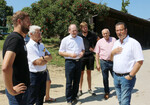 Angeregte Gespräche beim Hofrundgang (v.l): Philipp Duelli, Klaus Burger, Hans-Benno-Wichert, Felix Duelli, Waldemar Westermayer, Vorsitzender des Bauernverbands Allgäu-Oberschwaben, und Minister Peter Hauk.