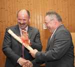 Alois Fahrmeier (r.) übergibt bei der Delegiertenversammlung den Stab an den neuen Vorsitzenden Reinhard Friedrich