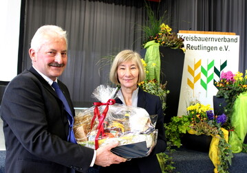 Das Gastgeschenk fr die Hauptrednerin Beate Kasch, Staatssekretrin im Bundesministerium fr Ernhrung und Landwirtschaft (BMEL), berreichte der KBV-Vorsitzende Gebhard Aierstock. Kasch bedankte sich bei den Landwirten: "Mein Haus schtzt Ihren Berufsstand sehr. Es wre gut, knftig noch besser in den Dialog zu treten". Um diesen Dialog zu frdern, gab das Bundesministerium jetzt den Startschuss fr das Dialogforum Landwirtschaft.