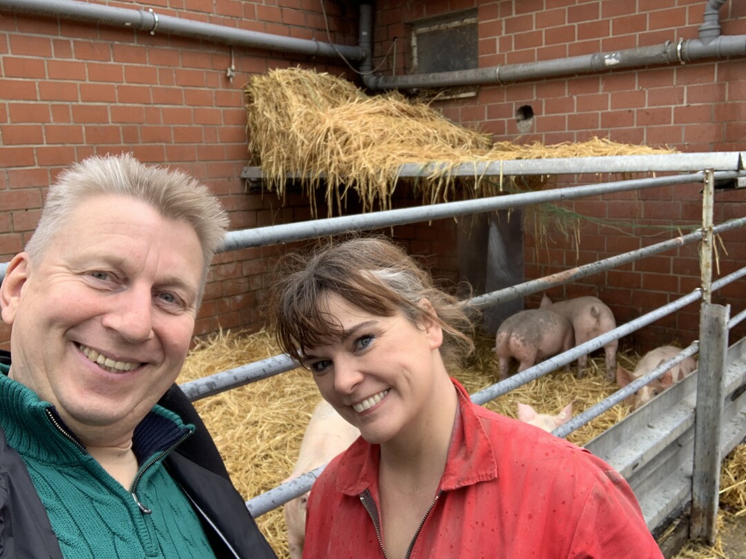 Jürgen Berens von Rautenfeld mit Schweinehalterin Gabriele Mörixmann. Ihr gehört einer der 40 Betriebe, die schon bei Tierwohl.tv senden.