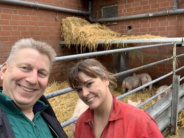 Jrgen Berens von Rautenfeld mit Schweinehalterin Gabriele Mrixmann. Ihr gehrt einer der 40 Betriebe, die schon bei Tierwohl.tv senden.  