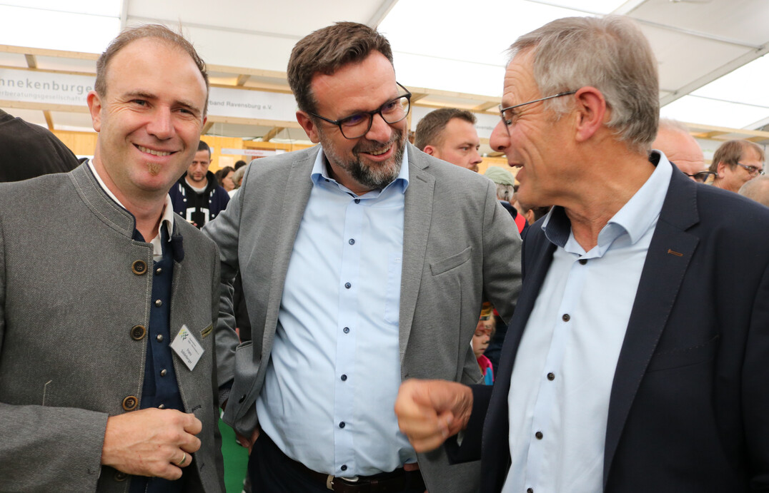 Beeindruckt von der Landwirtschaft in der Region, zeigte sich BWagrar-Chefredakteur Guido Krisam (Mitte), hier im Gesprch mit dem langjhrigen LBV-Vizeprsidenten Gerhard Glaser (rechts) und Franz Schnberger vom Kreisbauernverband.