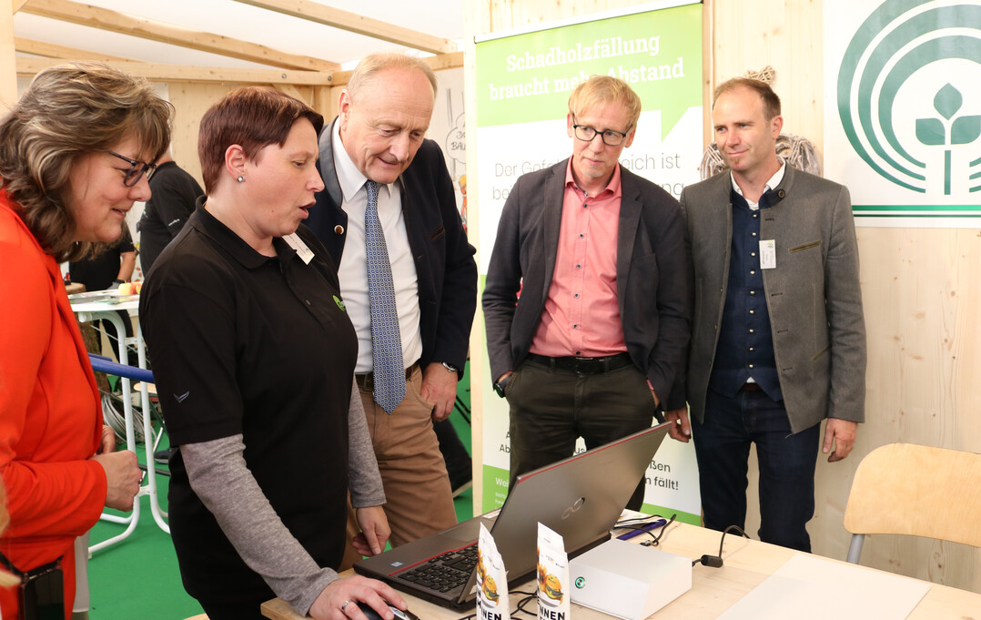 Neue Prventionsangebote gibt es bei der SVLFG, ein wichtiger Bereich ist der Schutz der Haut und vor allem auch mehr Sicherheit bei der Waldarbeit. 