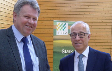 Die BayWa ist auch knftig ein verlsslicher Partner fr die heimische Landwirtschaft  analog wie digital, versprach Vorstandsmitglied Roland Schuler (r.) Kreisvorsitzendem Gerhard Fassnacht und den Bauerntagsbesuchern.