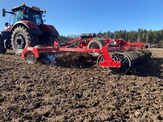 DenOntario-Scheibenschlgrubber von SMS CZ gibt es jetzt in Arbeitsbreiten von fnf und sechs Meter.