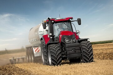 Die neue 4-stufige Motorstaubremse fr den Optum CVX dient als Bremsuntersttzung bei Transportarbeiten und minimiert den Bremsverschlei von Traktor und Gert.
