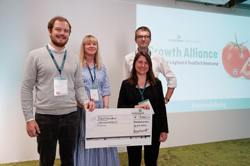  Am 15. Juli gewann das Start-up Organifarms den mit 5000 Euro dotierten Start-up-Preis 2021 der Landwirtschaftlichen Rentenbank. Das jetzt angekndigte langfristige, zinsgnstige Nachrangdarlehen ist ein weiterer Schritt der Rentenbank und des Bundesministeriums fr Ernhrung und Landwirtschaft, junge Start-ups langfristig zu untersttzen. Auf dem Foto zu sehen sind von links nach rechts: Dominik Feiden (CEO und Co-Founder, Organifarms), Nikola Steinbock (Bereichsvorstndin, Rentenbank), Hannah Brown (CCO und Co-Founder, Organifarms), Dr. Christian Bock (Bereichsleiter Frdergeschft, Rentenbank). 