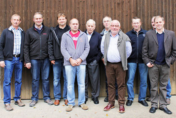 Zufriedene Gesichter nach dem freiwilligen Nutzungstausch: Am 4. Oktober feierten die Ostelsheimer Landwirte den erfolgreichen Abschluss ihres freiwilligen Nutzungstausches. Gastgeber Ernst-Martin Gehring (r.), Plattenhof, bedankte sich im Namen der Landwirte bei Moderator Jens Rieso (2.v.r. vorne) fr die Durchfhrung des Projekts. 
