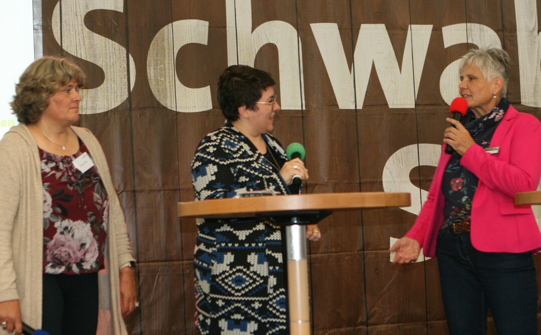 Im Gespräch mit Doris Härle (l.), der Vizepräsidentin des Landfrauenverbandes Württemberg-Hohenzollern und der Geschäftsführerin Martina Krattenmacher ließ sich Annerose Herm (r.) vom Ernährungszentrum in Bad Waldsee so manchen Tipp zur Anlage von Hochbeeten und einem Garten, der Freude macht, entlocken.