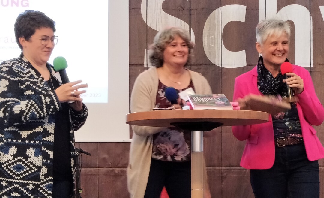 Als kleines Dankeschn fr ihren engagierten Vortrag erhielt Annerose Herm (r.) vom Ernhrungszentrum in Bad Waldsee zum Abschluss ein kleines Prsent. 