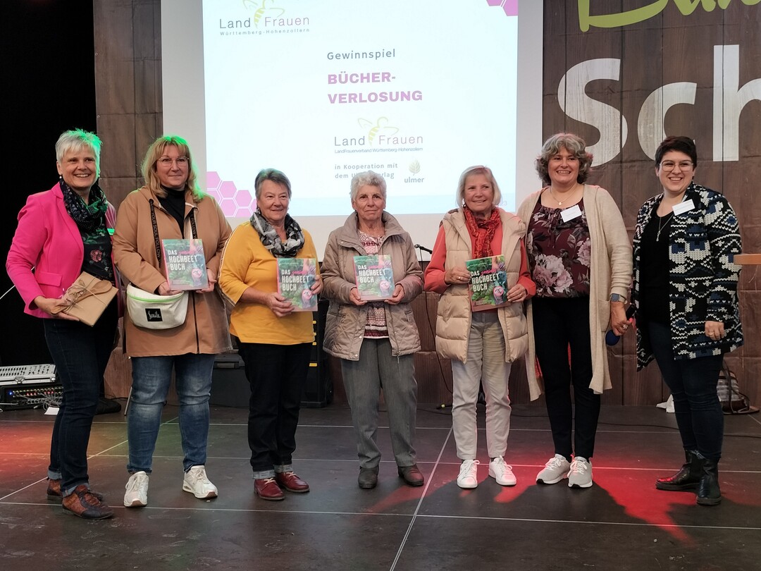 Abgeschlossen wurde das Bhnenprogramm am Tag der Landfrau mit der Verlosung eines Fachbuchs zum Hochbeet. Gewonnen haben Hildegard Schirmer aus Riedlingen (3. v. r.), Gabi Baier aus Ehingen (4. v. r.), Anneliese Oswald (5. v. r.) aus Stetten a. k. M. und Viola Rederer (6. v. r.). 