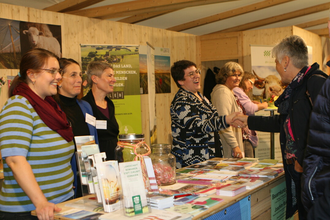 Das Team von der Geschftsstelle des Landfrauenverbandes informierte am Stand ber die Landfrauenarbeit und das Bildungsangebot. 