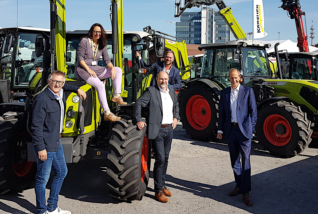 Neben der Energie wird die Landtechnik ein großer Schwerpunkt der Messe: Auf die Besucher der Oberschwabenschau mit der Agraria Oberschwaben freuen sich: von rechts (vorne) Dr. Daniel Rapp, OB Ravensburg, Walter Göppel von der Energieagentur Ravensburg und Christian Skrodzki, Allgäuer Genussdorf, (hinten) Messechef Stephan Drescher und Dr. Gabriele Asshoff, RVG.