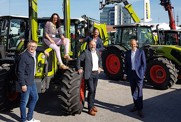 Neben der Energie wird die Landtechnik ein groer Schwerpunkt der Messe: Auf die Besucher der Oberschwabenschau mit der Agraria Oberschwaben freuen sich: von rechts (vorne)  Dr. Daniel Rapp, OB Ravensburg, Walter Gppel von der Energieagentur Ravensburg und Christian Skrodzki, Allguer Genussdorf, (hinten) Messechef Stephan Drescher und Dr. Gabriele Asshoff, RVG. 