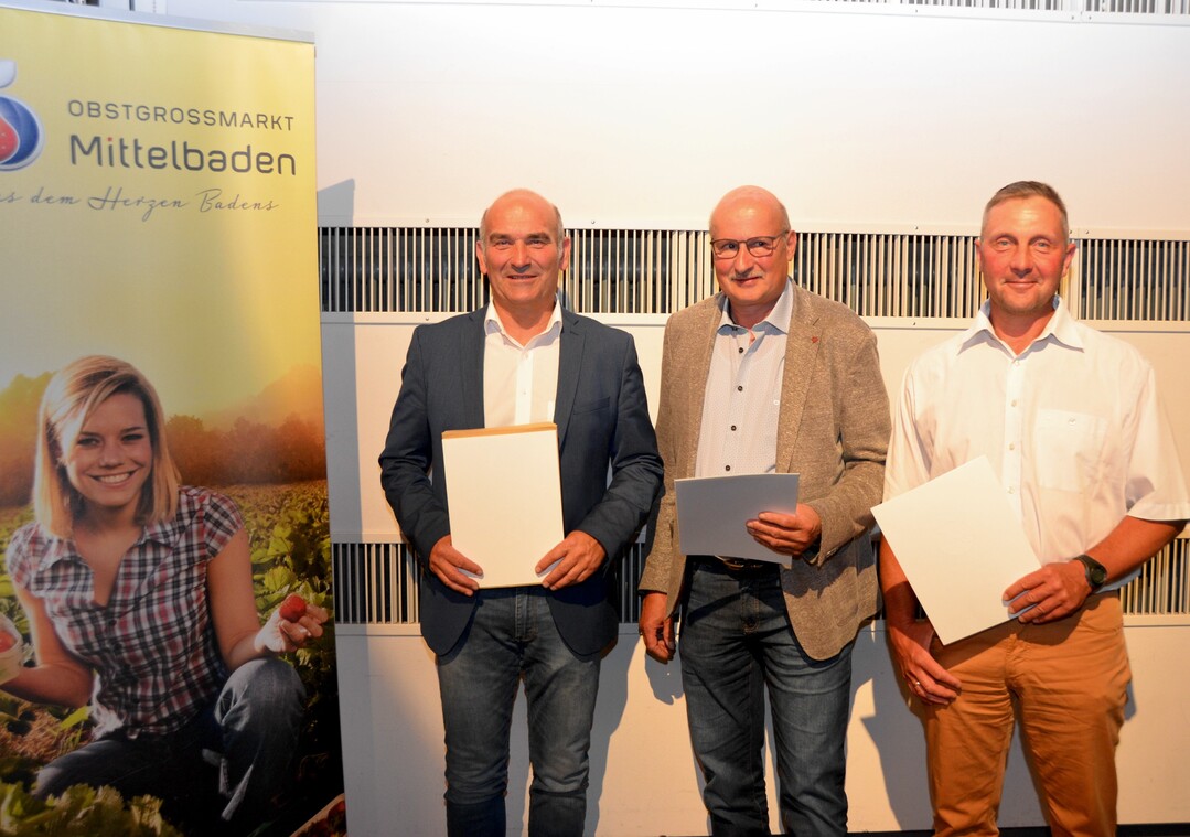 Nach 20 Jahren als Vorstandsvorsitzender der Obstgromarkt Mittelbaden eG scheidet  v.l. Wendelin Obrecht aus dem Amt. Mit ihm gehen Erich Kiefer aus Ortenberg und Markus Beathalter aus Offenburg.