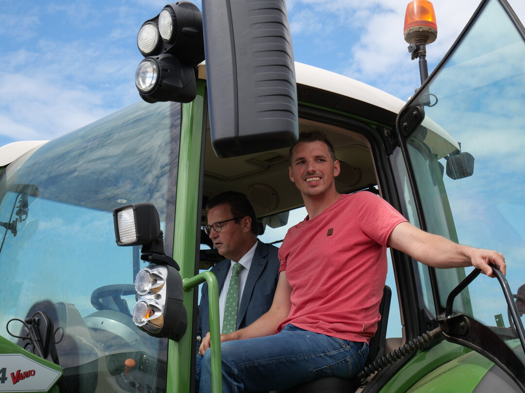 Nach einer kurzen Einweisung durch Landwirt Thomas Maas, setzte sich Landwirtschaftsminister Peter Hauk selbst hinters Steuer, um...