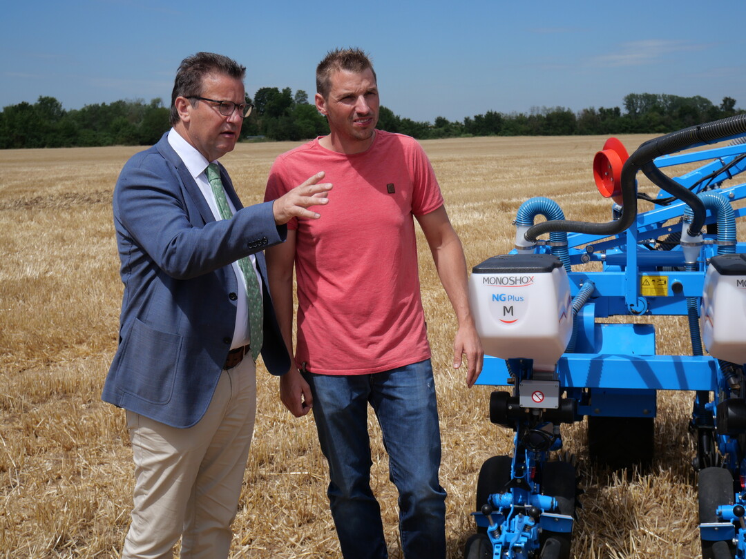 Thomas Maas (rechts) im Gesprch mit Landwirtschaftsminister Peter Hauk. Thema: Wie funktioniert die exakte Einzelsteuerung des Saatgerts?... 