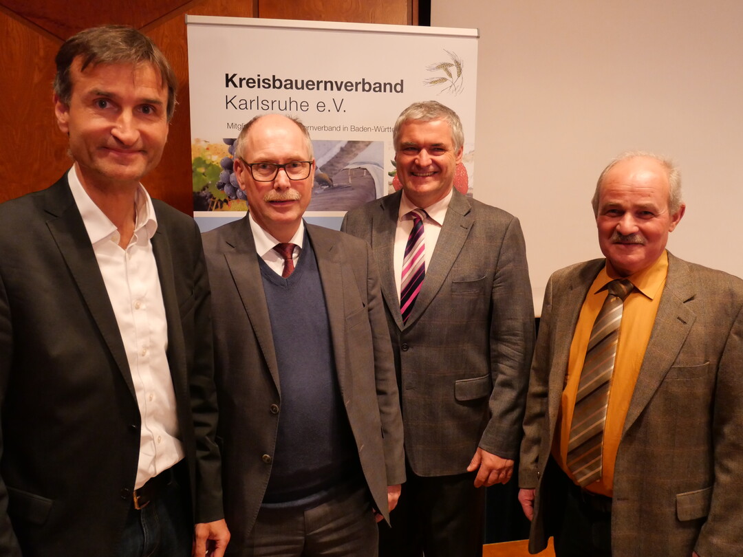 Boten auf dem Bauerntag im Kreis Karlsruhe ein breites Spektrum an Vortrgen (v. l.) Professor Enno Bahrs, Uni Hohenheim; Dr. Konrad Rhl, Ministerium Lndlicher Raum, Dr. Christian Bickert, DLG-Mitteilungen und Werner Kunz, Kreisobmann im Kreis Karlsruhe. 