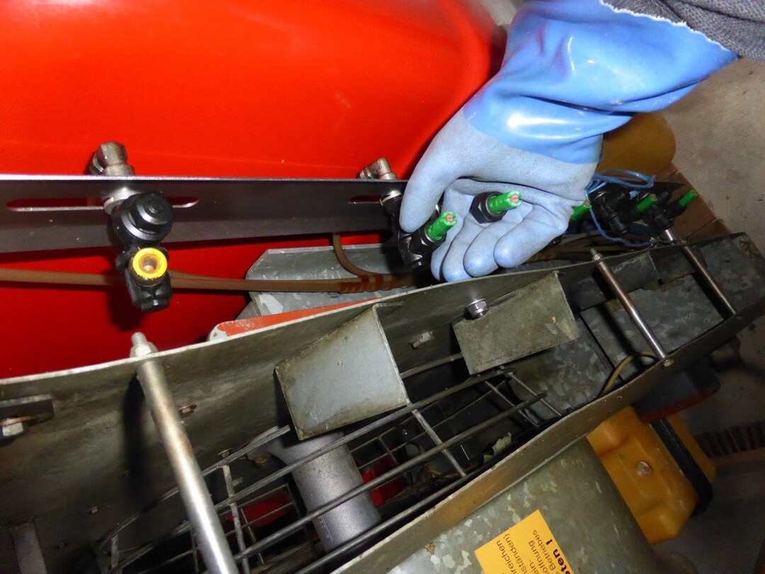 Vor dem Einwintern der Pflanzenschutzger�te sollte zwingend eine gr�ndliche Reinigung aller D�sen und Filter durchgef�hrt werden.