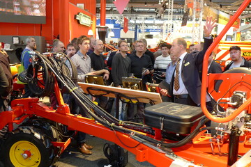 Gut 400.000 Besucher werden zur Agritechnica erwartet. Mit dem Angebot von ber 2800 Ausstellern gibt es keine vergleichbare Informationsplattform fr Investitionsentscheidungen. 