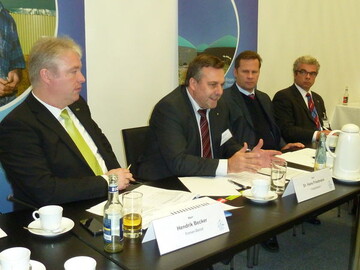 Pressekonfernz des Fachverbandes Biogas: v. l. Hendrik Becker, Sprecher Firmenbeirat, Dr. Hans Friedmann, Vizeprsident, Josef Pellmeyer, Prsident und Geschftsfhrer Claudius da Costa Gomez.