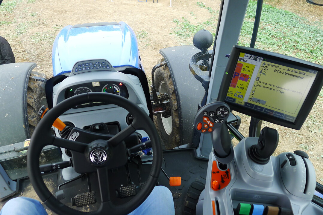 Der neue T6.180 Auto Command ist serienmig mit der SideWinderII-Armlehne und dem IntelliView IV-Farbmonitor ausgestattet.