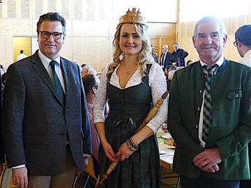 ber hohen Besuch bei der Jubilumsfeier der FBG Alb-Donau-Ulm konnte sich Vorsitzender Manfred Jakob (r.) freuen: Neben der amtierenden Waldknigin Ramona Rauch war auch Minister Peter Hauk vor Ort. 