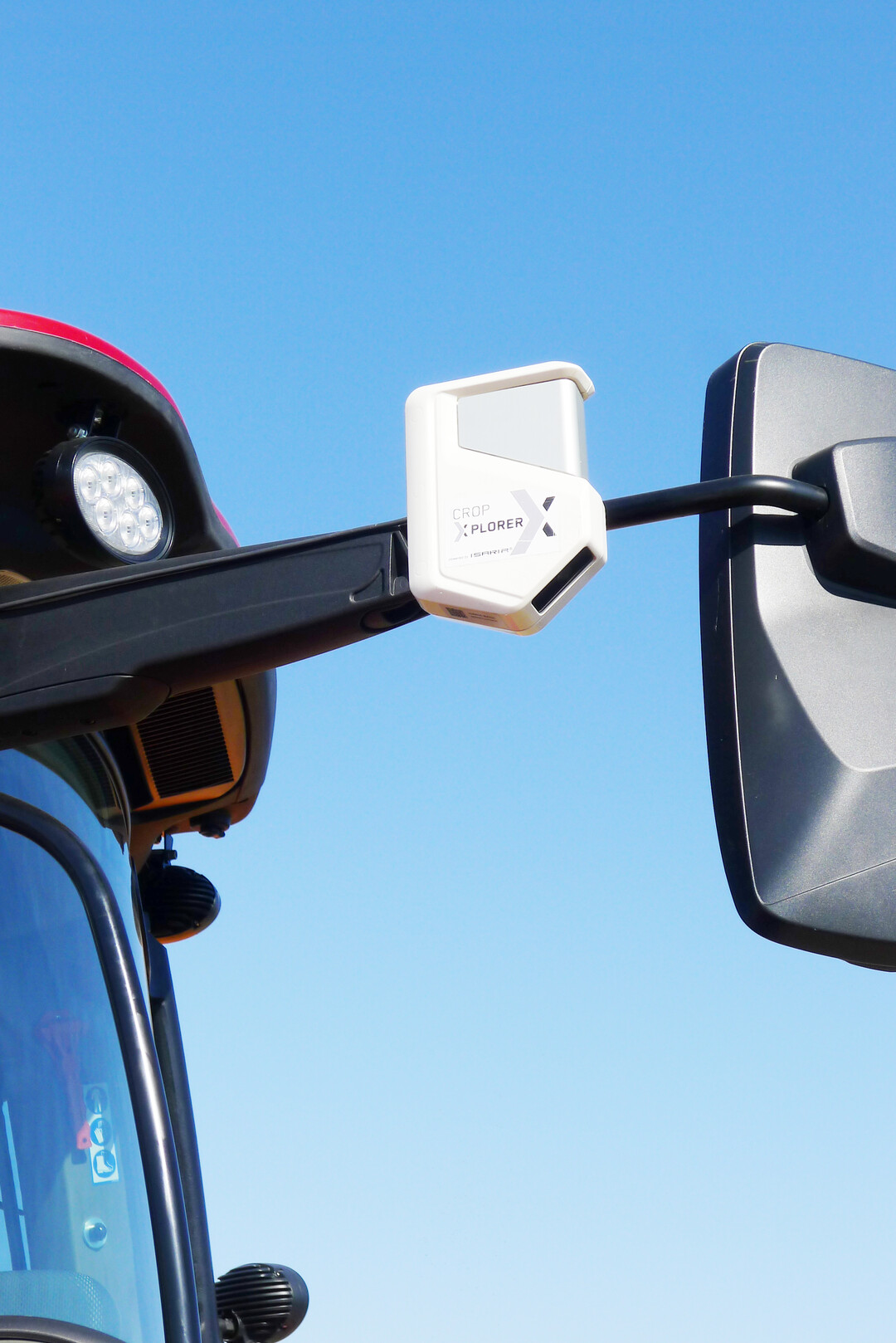 Eine weitere AGXtend-Lsung ist eine vereinfachte und einfach zu installierende Ausfhrung eines passiven N-Sensors, der laut Case IH  gerade fr Betriebe mit 80 bis 100 Hektar interessant sein soll. Mit rund 15.000 Euro liege das System preislich deutlich unter denen mit aktiven Sensoren. Das Bild zeigt einen der Sensoren am Rckspiegel montiert.