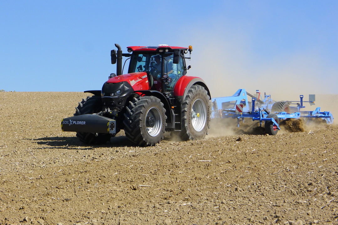 Unter der Bezeichnung AGXtend bietet Case IH in Zusammenarbeit mit Kooperationspartnern wie Geoprospectors, Fritzmeier, Dinamica Generale, Zasso und AppsforAgri exklusive Smart Farming-Lsungen. So den SoilXtender von Geoprospectors, der auf der Basis von elektromagnetischer Induktion die Leitfhigkeit im Boden bis 1,10 m Tiefe ermittelt. Die gewonnenen Daten knnen beispielsweise zur variablen Tiefenfhrung bei der Bodenbearbeitung oder fr variable Saatmengen genutzt werden.