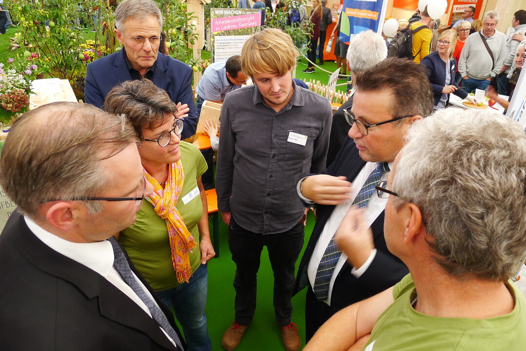 Fachsimpeln am Stand des Landschaftserhaltungsverbands Ravensburg.
