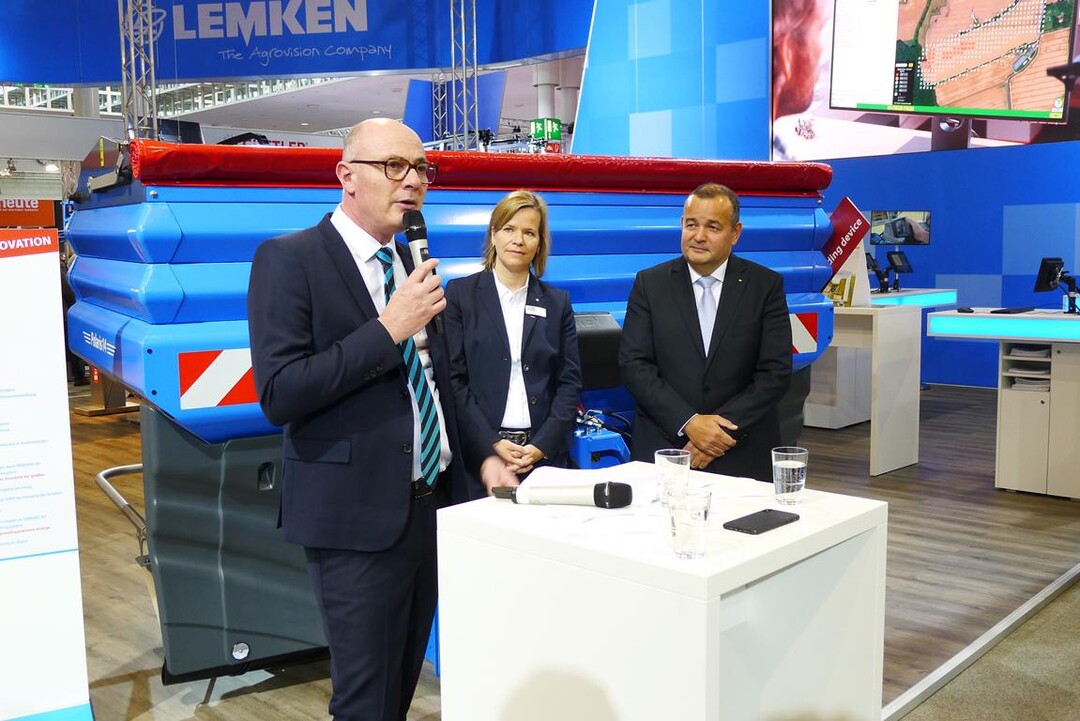 Strategische Kooperation: Die Familienunternehmen Lemken und Sulky arbeiten bei Dngerstreuern zusammen. Lemken erwartet im ersten Jahre einen Absatz von rund 300 bis 500 blauen Streuern. Details zu der Zusammenarbeit erluterten (v.l.): Sulky-Vorsitzender Julian Burel, Nicola Lemken, Gesellschafterin und Mitglied der Geschftsleitung, und Lemken-Geschftsfhrer Anthony van der Ley.  