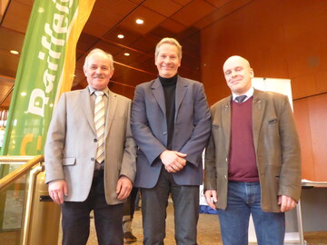 KBV-Vorsitzender Werner Kunz zusammen mit Dr. Claus Albrecht und dem Moderator des Bauerntags, Dr. Ulrich Kraft, Leiter des Landwirtschaftsamts in Bruchsal (von links).