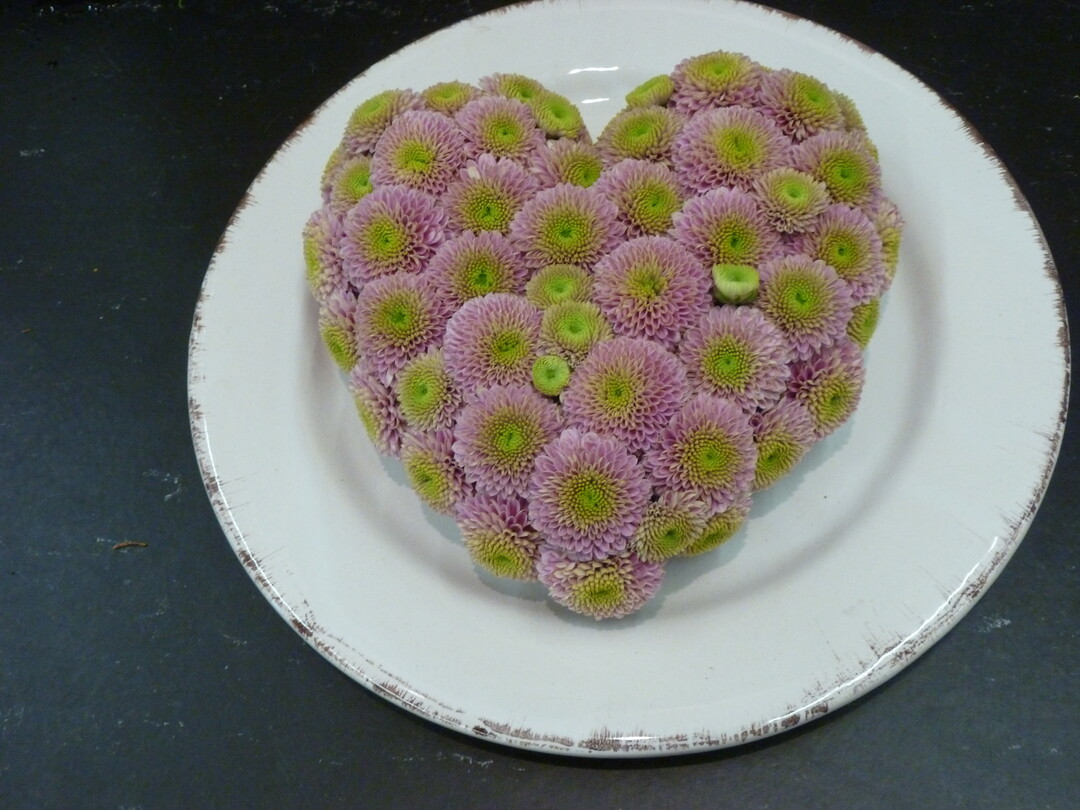 MIt Chrysanthemen lassen sich relativ kostengnstig Herzen zaubern.