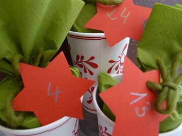berraschung to go: Pappbecher eignen sich hervorragend, um kleine Geschenke zu verpacken. Und sind noch ne tolle Deko.