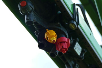 Feldspritzen sollten mit Düsen ausgerüstet sein, die eine Ausbringung mit 90-prozentiger Abdriftminderung bei einem Druck von mindestens 2 bar ermöglichen.