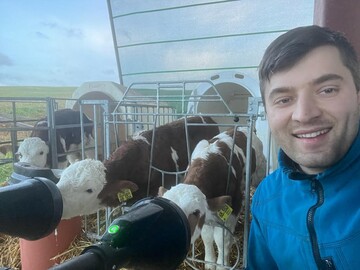 Gut ins Leben starten - mit gengend Milch und einer tiergerechten Aufstallung: Darauf legen Jonathan Brkle und seine Familie auf ihrem Milchviehbetrieb in Loburg-Ursental (Landkreis Freudenstadt) viel Wert. Der studierte Landwirt war einer der Referenten auf der jngsten Aulendorfer Wintertagung Anfang Dezember am Landwirtschaftlichen Zentrum (LAZBW).