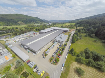 Auf einer Flche von 50.000 m prsentiert sich das nordbayerische Unternehmen Patura KG in Miltenberg. Im Hintergrund die neu erffneten Hallen.. 