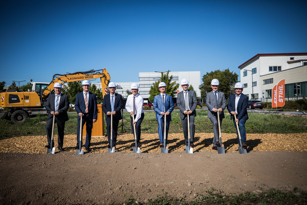 Beim Spatenstich für die Erweiterung der Stihl Vertriebszentrale von links: Michael Kausch, Abteilungsleiter Vertriebslogistik in Stihl Dieburg, Jörg Lamprecht, Gruppenleiter Servicedienstleistungen in Dieburg, Gerhard Rheiner, Bereichsleiter Materialwirtschaft, Personalwesen, Servicedienstleistungen in Dieburg, Norbert Pick, Stihl Vorstand Marketing und Vertrieb, Dr. Nikolas Stihl, STIHL Beirats- und Aufsichtsratsvorsitzender, Dr. Bertram Kandziora, Stihl Vorstandsvorsitzender, Heribert Benteler, Geschäftsführer Stihl Dieburg, Roland Bohn vom Generalunternehmen Leonhard Weiss.