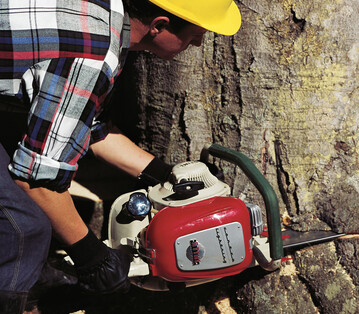 Die legendre Motorsge Stihl Contra feiert 2019 ihren 60. Geburtstag. Mit der Contra revolutionierte Stihl 1959 die Waldarbeit und setzte neue Mastbe im Bereich Motorsgen. Forstbetriebe konnten mit ihr die Produktivitt um 200 Prozent steigern.