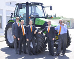Neuer Agrotron M 410 beim Produktionsstart in Lauingen im Beisein des gesamten Managements.