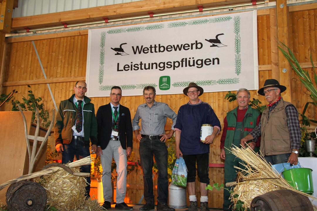 Pfl�gen wie zu Gro�vaters Zeiten: Auch Pferdegespanne zogen Furchen.