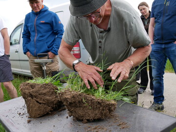 Nser erklrt, wie das Bodenleben die Pflanze versorgt.