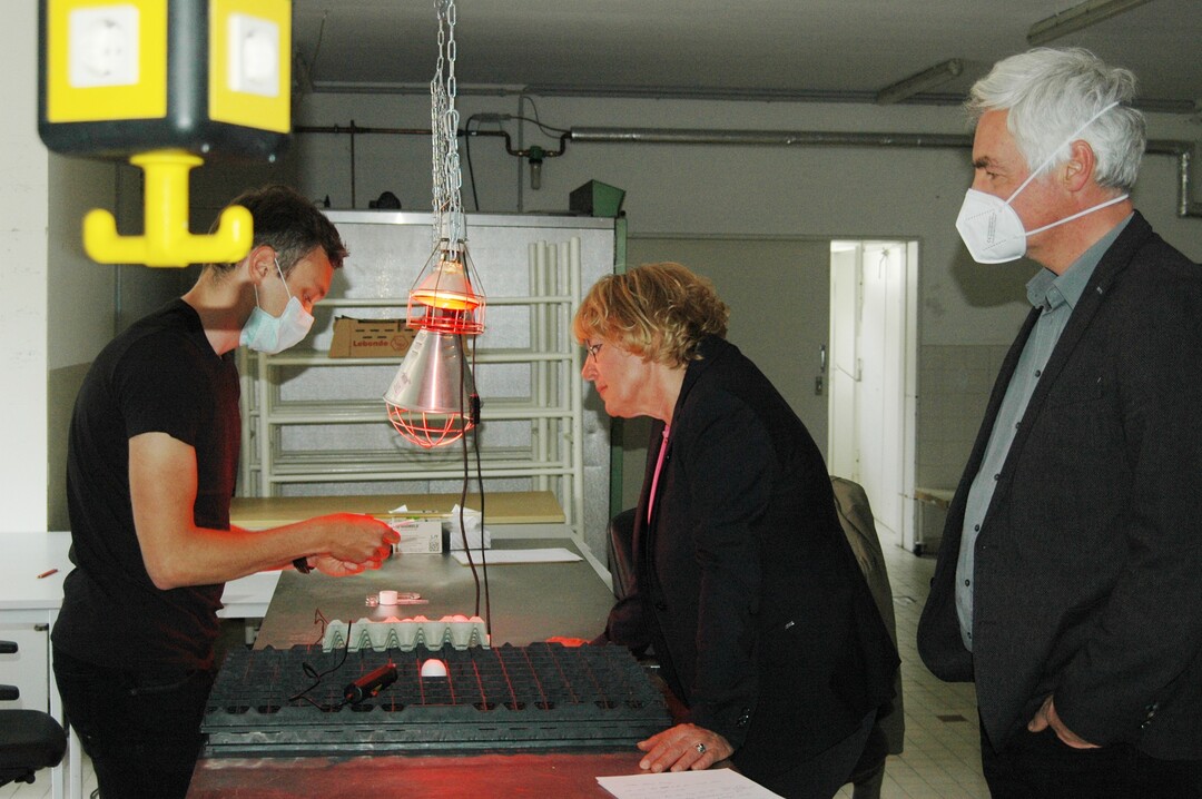 Im Frühjahr informierte sich Landwirtschaftsministerin Barbara Otte-Kinast über den aktuellen Stand des Projekts im Institut für Tierschutz und Tierhaltung des Friedrich-Loeffler-Instituts in Celle.