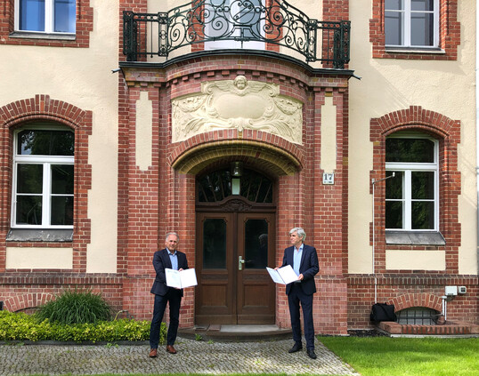 Prof. Dr. Frank Ordon (l.) und Prof. Dr. Frank Ewert (r.) freuen sich ber den frisch unterzeichneten Kooperationsvertrag von JKI und ZALF.