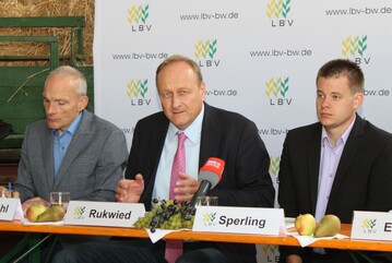 LBV-Prsident Joachim Rukwied erklrt Details zur Ernte 2015 (Mitte)