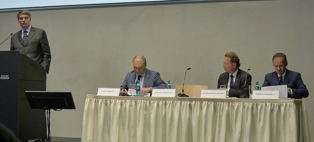Vorstandsvorsitzender Lodovico Bussolati (l.) unterstrich vor der Presse den Innovations- und Wachstumswillen von Deutz-Fahr. Fr Europa-Vertriebschef Rainer Morgenstern (Zweiter v. r.) ist das neue Werk und Besucherzentrum ein wichtiger Kompetenzbeweis in Richtung Kunden und Handel. 