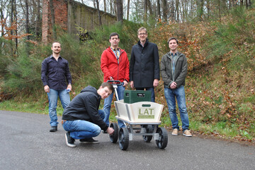 Keine vorzeitige Maitour, sondern Test des Prototypen: Die Studenten Sergej Fabich (l.) und Matthias Hoffmann (kniend) testen mit Prof. Matthias Nienhaus (2.v.r.) und seinen Mitarbeitern Nico Haser (M.) und Robert Schwartz (r.) den Bollerwagen.