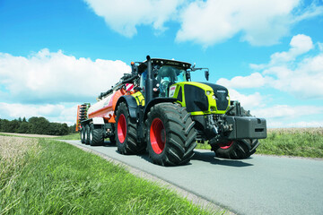 Mit First Claas Rental knnen Landwirte und Lohnunternehmer auf Arbeitsspitzen mit der kurzfristigen Anmietung von Traktoren im Leistungsbereich von 90 bis ber 400 PS reagieren.