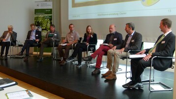 Teilnehmer der Podiumsdiskussion: Wolfgang Reimer, Ministerialdirektor am Ministerium fr lndlichen Raum; Siegfried Huber, Aufsichtsratsvorsitzender FVS eG; Heinz Kolb, 1. der Vorstand Realgenossenschaft Essingen; Rolf Werthwein, Vorsitzender der FBG Murr-Lauter; Yvonne Hengst-Ehrhart,Forstkammer (Moderation); Dietmar Hellmann, 1. Vorsitzender BDF Baden-Wrttemberg; Thomas Venus, Betriebsleiter der Blauwald GmbH und Prof. Dr. Artur Petkau, Professor fr Forstkonomie der Hochschule Rottenburg